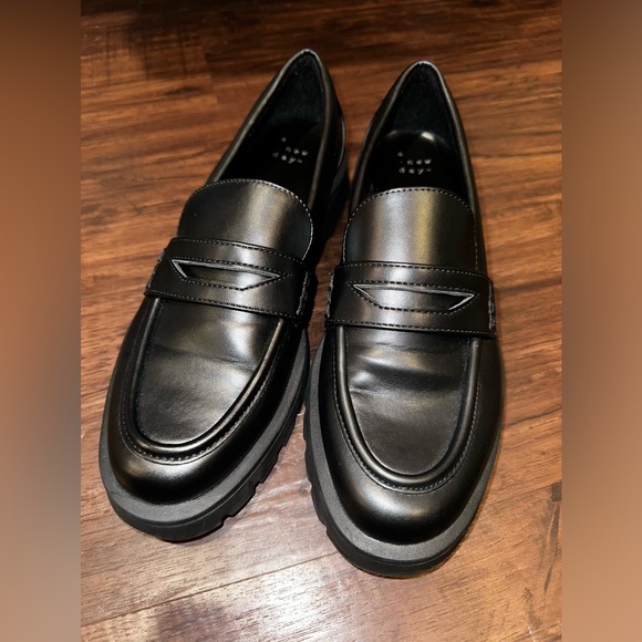 A New Day Ladies Lug Sole Penny Loafers Black Size 7-1/2 MINT Condition! - Picture 1 of 5